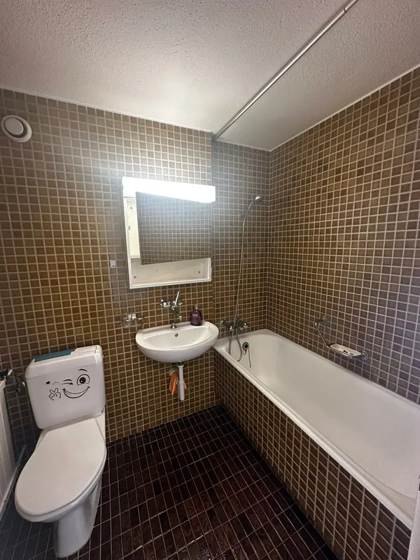Badezimmer mit Badewanne, Lavabo und WC